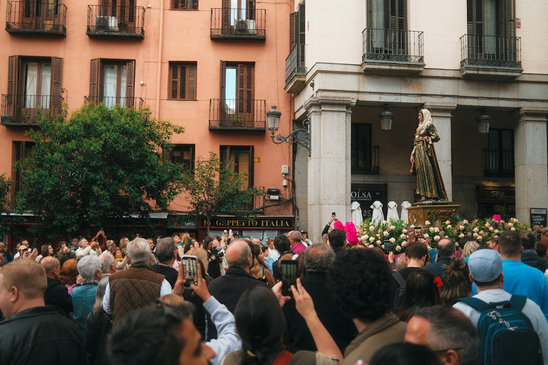 A crowd of people standing in front of a tall building