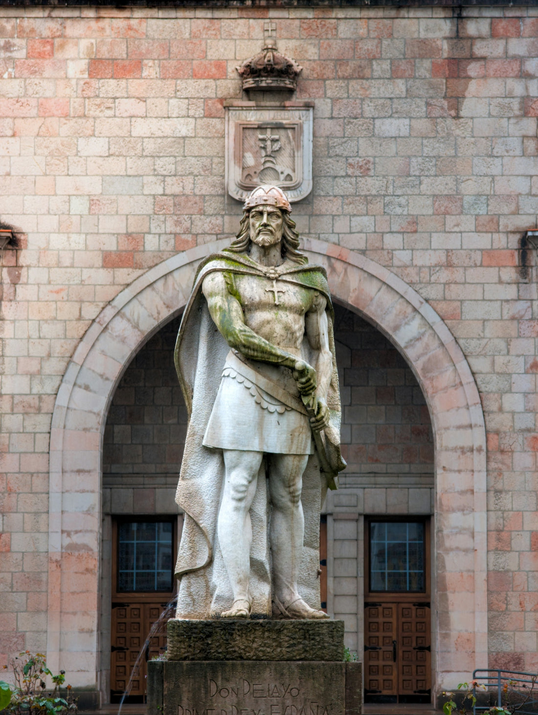 A statue of a man standing in front of a building